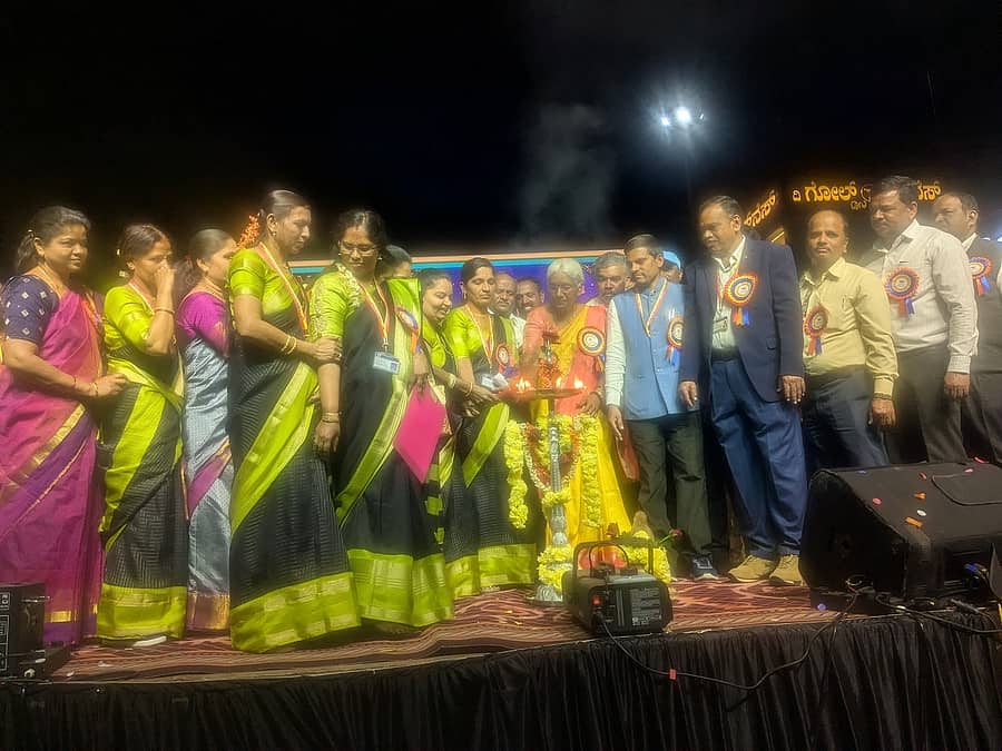 ಹೊಳೆನರಸೀಪುರ ಕೋಟೆ ಸರ್ಕಾರಿ ಶಾಲೆಯ ಶತಮಾನೋತ್ಸವವನ್ನು ಶುಕ್ರವಾರ ಅನುಸೂಯ ಮಂಜುನಾಥ್ ಉದ್ಘಾಟಿಸಿದರು. ಕ್ಷೇತ್ರ ಶಿಕ್ಷಣಾಧಿಕಾರಿ ಸೋಮಲಿಂಗೇಗೌಡ, ಮುಖ್ಯಶಿಕ್ಷಕ ರಾಜು, ಶಿಕ್ಷಣ ಸಂಯೋಜಕ ಚಂದ್ರಶೇಖರ್, ಶಿಕ್ಷಕಿಯರು ಭಾಗವಹಿಸಿದ್ದರು 