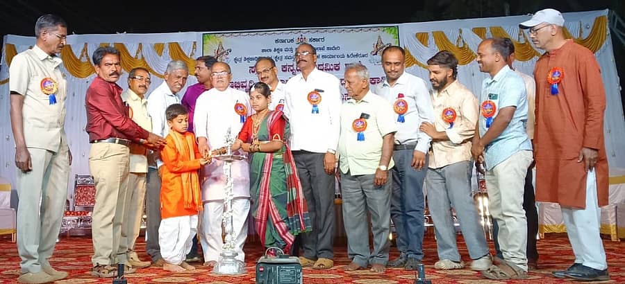 ಹಿರೇಕೆರೂರ ತಾಲ್ಲೂಕಿನ ಹಂಸಭಾವಿ ಗ್ರಾಮದ ಸರ್ಕಾರಿ ಹಿರಿಯ ಕನ್ನಡ ಪ್ರಾಥಮಿಕ ಶಾಲೆಯಲ್ಲಿ ಈಚೆಗೆ ನಡೆದ ವಾರ್ಷಿಕ ಸ್ನೇಹ ಸಮ್ಮೇಳನ ಕಾರ್ಯಕ್ರಮವನ್ನು ಶಾಸಕ ಯು.ಬಿ. ಬಣಕಾರ ಉದ್ಘಾಟಿಸಿದರು 