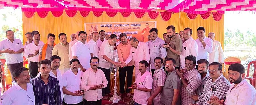 ಗೊಲ್ಲರಹಳ್ಳಿ ತರಳಬಾಳು ಸಮುದಾಯ ಭವನದಲ್ಲಿ ಬಸವ ಪುತ್ಥಳಿ ನಿರ್ಮಾಣ ಮಾಡುವ ಕುರಿತು ನಡೆದ ಪೂರ್ವಭಾವಿ ಸಭೆ ನಡೆಯಿತು