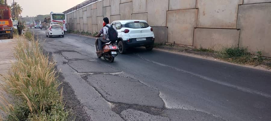 ಅಂಬಲಪಾಡಿಯ ಸರ್ವಿಸ್‌ ರಸ್ತೆ ದುರವಸ್ಥೆ