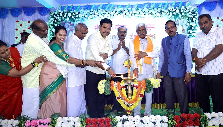 ಶಿಕಾರಿಪುರ ತಾಲ್ಲೂಕು ಹಿತ್ತಲ ಗ್ರಾಮದಲ್ಲಿ ಭಾನುವಾರ ನಡೆದ ಶ್ರೀ ಬನಶಂಕರಿ ದೇವಸ್ಥಾನದ ನೂತನ ಗೋಪುರ ಕಳಸಾರೋಹಣ, ಸಮುದಾಯ ಭವನ ಉದ್ಘಾಟನೆ ಕಾರ್ಯಕ್ರಮ ಶಾಸಕ ಬಿ.ವೈ.ವಿಜಯೇಂದ್ರ ಉದ್ಘಾಟಿಸಿದರು.