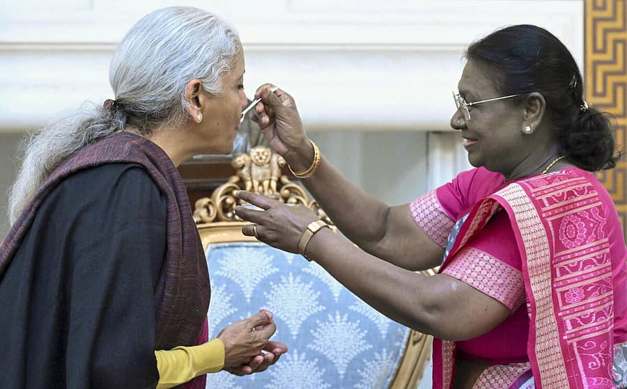 <div class="paragraphs"><p>ರಾಷ್ಟ್ರಪತಿ ದ್ರೌಪದಿ ಮುರ್ಮು ಅವರು ಕೇಂದ್ರ ಹಣಕಾಸು ಸಚಿವೆ ನಿರ್ಮಲಾ ಸೀತಾರಾಮನ್ ಅವರಿಗೆ ಮೊಸರು–ಸಕ್ಕರೆ ತಿನಿಸಿ ಶುಭ ಕೋರಿದ್ದಾರೆ.</p></div>