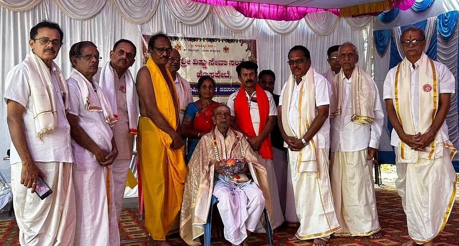 ಹೊಸಪೇಟೆಯಲ್ಲಿ ಭಾನುವಾರ ನಡೆದ ವಿಷ್ಣು ಸೇವಾ ಸಂಸ್ಥೆಯ 21ನೇ ವಾರ್ಷಿಕೋತ್ಸವದಲ್ಲಿ ಭಾಮಿನಿ ಷಟ್ಪದಿ ಕವಿ ರಂಗೋಪಂತ ನಾಗರಾಜರಾಯರನ್ನು ಸನ್ಮಾನಿಸಲಾಯಿತು