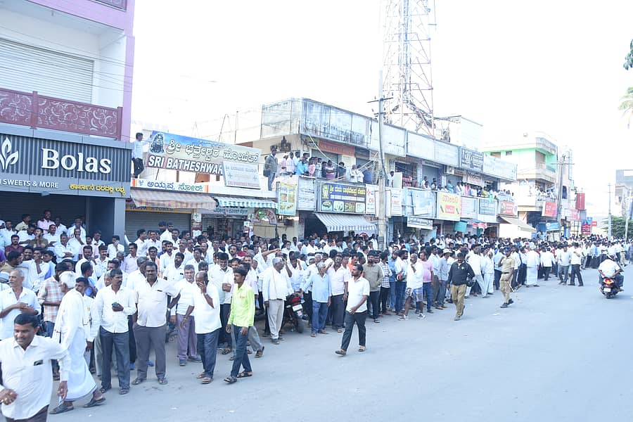 ಚಿಮುಲ್ ಚುನಾವಣಾ ಮತದಾನ ಕೇಂದ್ರವಾದ ಸರ್ಕಾರಿ ಪದವಿ ಪೂರ್ವ ಕಾಲೇಜು ಮುಂಭಾಗ ಸೇರಿದ್ದ ಜನರು, ವಿವಿಧ ಪಕ್ಷಗಳ ಕಾರ್ಯಕರ್ತರು