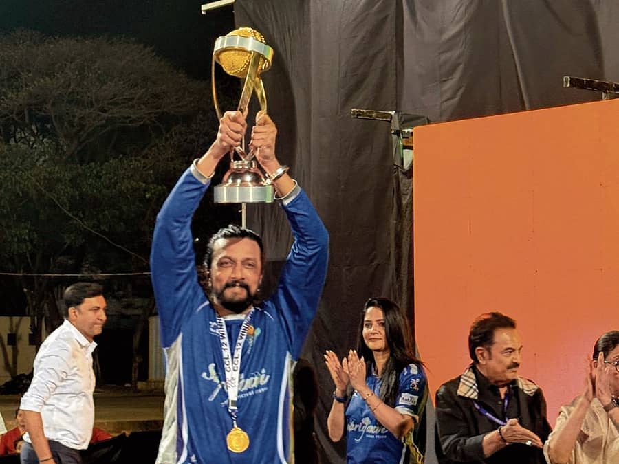 ಕರ್ನಾಟಕ ಬುಲ್ಡೋಜರ್ಸ್‌ ತಂಡದ ನಾಯಕ ಕಿಚ್ಚ ಸುದೀಪ್‌ ಅವರು ಟ್ರೋಫಿ ಎತ್ತಿ ಹಿಡಿದು ಸಂಭ್ರಮಿಸಿದರು