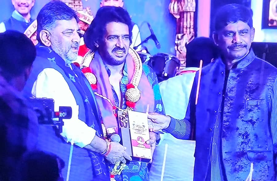 ಕನಕಪುರ ಕನಕೋತ್ಸವ ಕಾರ್ಯಕ್ರಮಕ್ಕೆ ಬಂದಿದ್ದ ಉಪೇಂದ್ರ ಅವರನ್ನು ಡಿಕೆ ಶಿವಕುಮಾರ್ ಅಭಿನಂದಿಸಿದರು