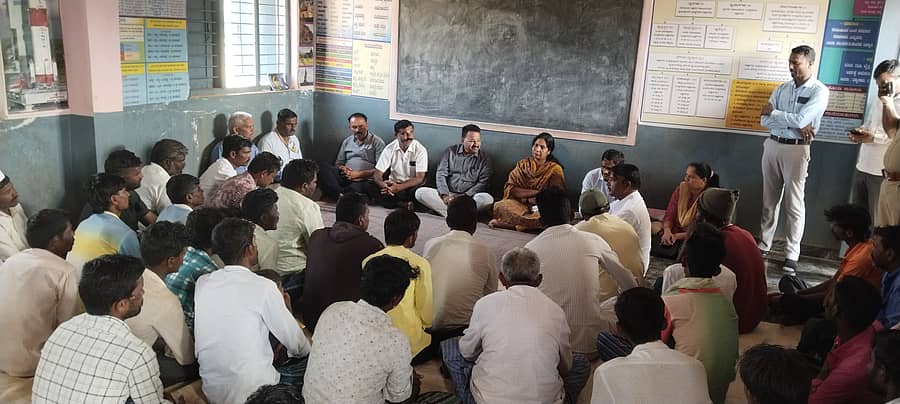 ಯಲಬುರ್ಗಾ ತಾಲ್ಲೂಕು ಚಿಕ್ಕಬನ್ನಿಗೋಳ ಶಾಲೆಯಲ್ಲಿ ಬಿಸಿಯೂಟ ಸೇವಿಸಿ ಮಕ್ಕಳು ಅಸ್ವಸ್ಥಗೊಂಡ ಹಿನ್ನೆಲೆ ಗ್ರಾಮಸ್ಥರು ಶಾಲಾ ಶಿಕ್ಷಕರ ಮತ್ತು ಬಿಸಿಊಟ ಕಾರ್ಯಕರ್ತೆಯರ ವಿರುದ್ಧ ಆಕ್ರೋಶ ವ್ಯಕ್ತಪಡಿಸಿದರು