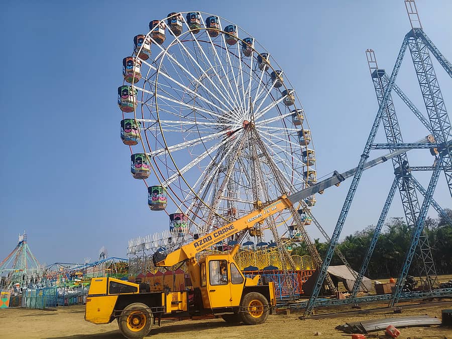 ಮುಂಡಗೋಡ ಪಟ್ಟಣದ ಮಾರಿಕಾಂಬಾ ದೇವಿ ಜಾತ್ರೆಯ ಚೌತಮನೆ ಮೈದಾನದಲ್ಲಿ ಮನರಂಜನಾ ಪರಿಕರಗಳನ್ನು ಅಳವಡಿಸುವುದರಲ್ಲಿ ಕಾರ್ಮಿಕರು ನಿರತರಾಗಿರುವುದು