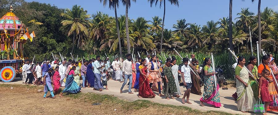 ಯಳಂದೂರು ತಾಲ್ಲೂಕಿನ ಅಂಬಳೆ ಗ್ರಾಮದಲ್ಲಿ ಭಾನುವಾರ ಚಾಮುಂಡೇಶ್ವರಿ ರಥೋತ್ಸವ ಅಪಾರ ಭಕ್ತರ ಜಯಘೋಷಗಳ ನಡುವೆ ನಡೆಯಿತು