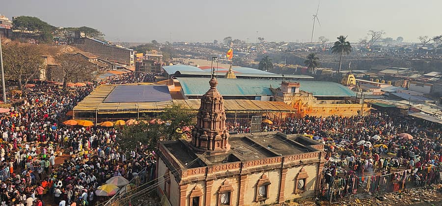 ಉಗರಗೋಳ ಸಮೀಪದ ಯಲ್ಲಮ್ಮನಗುಡ್ಡದಲ್ಲಿ ಭಾನುವಾರ ನಡೆದ ಜಾತ್ರೆಯಲ್ಲಿ ಅಪಾರ ಸಂಖ್ಯೆಯಲ್ಲಿ ಸೇರಿದ್ದ ಭಕ್ತರು