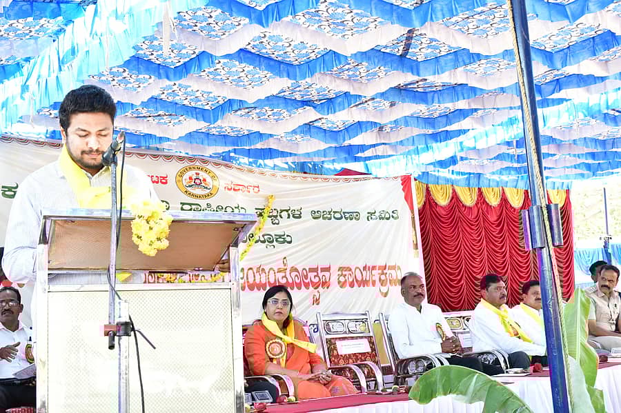 ನಂಜನಗೂಡಿನ ಶ್ರೀಕಂಠೇಶ್ವರ ದೇವಾಲಯದ ಆವರಣದಲ್ಲಿ ನಡೆದ ಮಡಿವಾಳ ಮಾಚಿದೇವರ ಜಯಂತಿ ಕಾರ್ಯಕ್ರಮದಲ್ಲಿ ಶಾಸಕ ದರ್ಶನ್ ದ್ರುವನಾರಾಯಣ ಮಾತನಾಡಿದರು