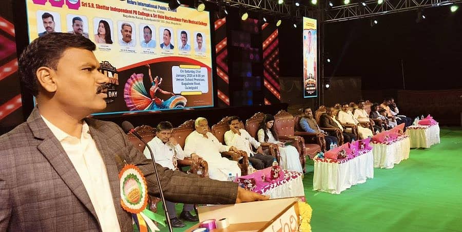 ಗುಳೇದಗುಡ್ಡದ ನೆಹರೂ ಅಂತರರಾಷ್ಟ್ರೀಯ ಪಬ್ಲಿಕ್‌ ಶಾಲೆಯಲ್ಲಿ ಶನಿವಾರ ಜರುಗಿದ ಸಂಸ್ಥೆಯ ವಾರ್ಷಿಕೋತ್ಸವ ಸಮಾರಂಭದಲ್ಲಿ ಬಾಗಲಕೋಟೆ ಜಿಲ್ಲಾ ಪಂಚಾಯಿತಿ ಕಾರ್ಯನಿರ್ವಾಹಕ ಅಧಿಕಾರಿ ಶಶಿಧರ ಕುರೇರ ಮಾತನಾಡಿದರು