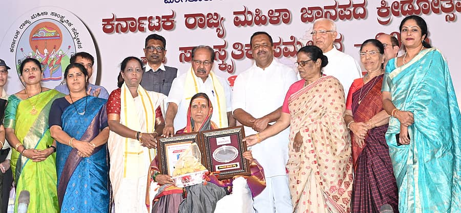 ಚೌಡಕಿ ಪದ ಗಾಯಕಿ ವಿಜಯಪುರದ ಕಮಲವ್ವ ಅವರನ್ನು ಗೌರವಿಸಲಾಯಿತು 
