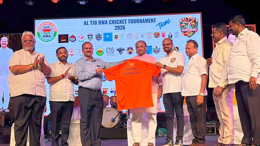 ಆರ್‌ಡಬ್ಲ್ಯುಎ ಕ್ರಿಕೆಟ್ ಟೂರ್ನ್‌ಮೆಂಟ್‌ನಲ್ಲಿ ಭಾಗವಹಿಸುವ ತಂಡಗಳ ಜೆರ್ಸಿಯನ್ನು (ಟಿ–ಶರ್ಟ್‌) ಮಾಜಿ ಸಚಿವ ಅರವಿಂದ ಲಿಂಬಾವಳಿ ಬಿಡುಗಡೆ ಮಾಡಿದರು