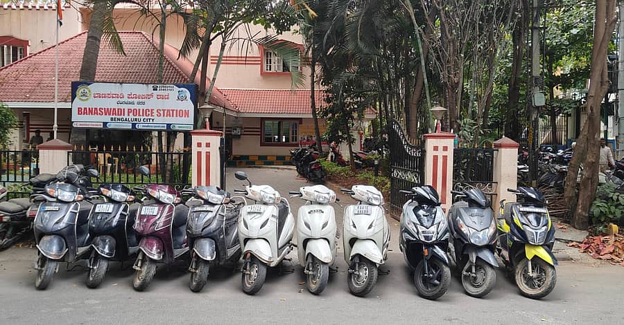 ಆರೋಪಿಗಳಿಂದ ವಶಪಡಿಕೊಂಡಿರುವ ದ್ವಿಚಕ್ರ ವಾಹನಗಳು.