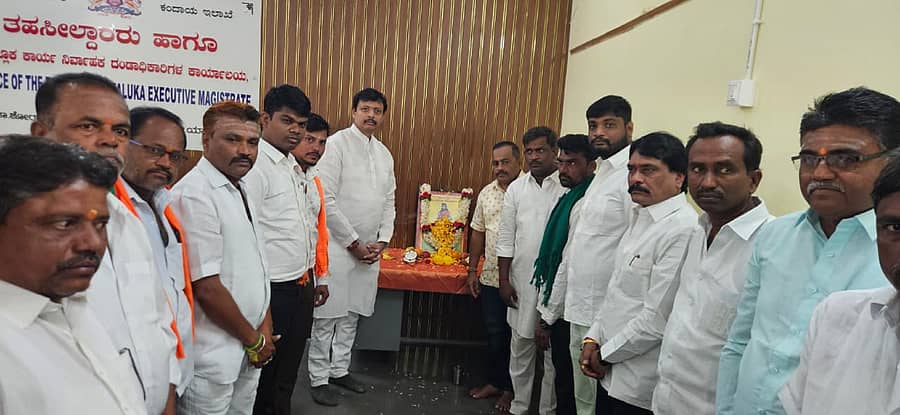 ಸುರಪುರ ತಹಶೀಲ್ದಾರ್ ಕಚೇರಿಯಲ್ಲಿ ಭಾನುವಾರ ಏರ್ಪಡಿಸಿದ್ದ ಮಡಿವಾಳ ಮಾಚಿದೇವರ ಜಯಂತ್ಯುತ್ಸವದಲ್ಲಿ ಶಾಸಕ ರಾಜಾ ವೇಣುಗೋಪಾಲ ನಾಯಕ ಭಾಗವಹಿಸಿದ್ದರು