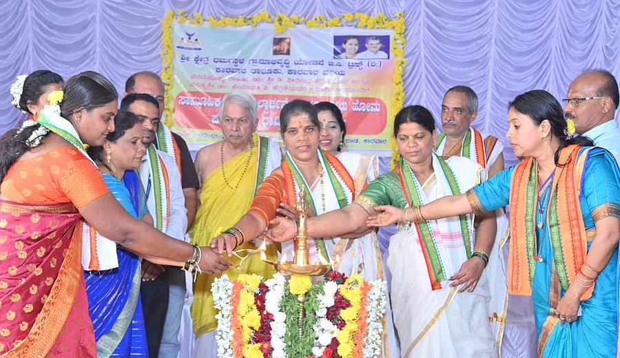 ಕಾರವಾರದಲ್ಲಿ ಶ್ರೀ ಕ್ಷೇತ್ರ ಧರ್ಮಸ್ಥಳ ಗ್ರಾಮಾಭಿವೃದ್ಧಿ ಯೋಜನೆ ಬಿ.ಸಿ ಟ್ರಸ್ಟ್ ಹಮ್ಮಿಕೊಂಡಿದ್ದ ಧಾರ್ಮಿಕ ಸಭಾ ಕಾರ್ಯಕ್ರಮವನ್ನು ಮಹಿಳಾ ಸದಸ್ಯರು ಉದ್ಘಾಟಿಸಿದರು.