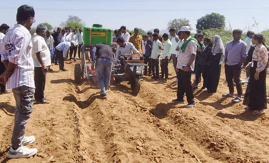 ಬಾಗೇಪಲ್ಲಿ ತಾಲ್ಲೂಕಿನ ಹೊಸಹುಡ್ಯ ಗ್ರಾಮದಲ್ಲಿ ಎಸ್‍ಆರ್‌ಟಿ ವಿಧಾನದಲ್ಲಿ ಸಿರಿಧಾನ್ಯ ಬೆಳೆಸುವಿಕೆ ಹಾಗೂ ಪ್ರಾಥಮಿಕ ಸಂಸ್ಕರಣೆ ಕುರಿತು ಪ್ರಾಯೋಗಿಕ ಕಾರ್ಯಾಗಾರ ನಡೆಯಿತು