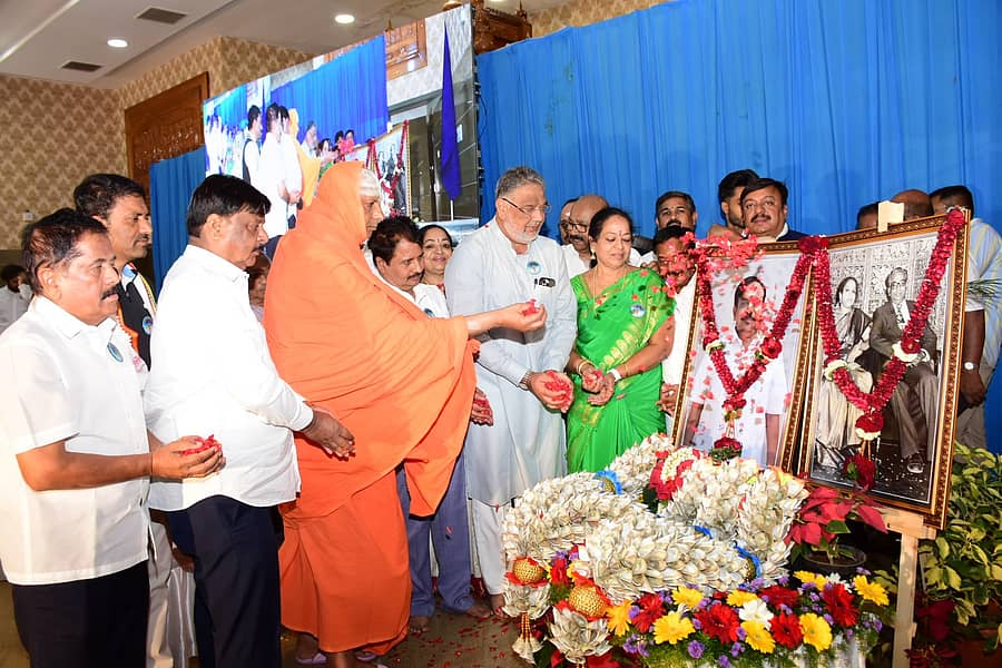 <div class="paragraphs"><p>ಮೈಸೂರಿನ&nbsp;ನೇರಂಬಳ್ಳಿ ಸಾವಿತ್ರಮ್ಮ ಸುಬ್ಬರಾವ್ ಕಲ್ಯಾಣಮಂಟಪದಲ್ಲಿ ಭಾನುವಾರ ನಡೆದ ‘ನೆನಪಿನಂಗಳದಲ್ಲಿ ಟಿ.ಎಸ್.ರವಿಶಂಕರ್’ ಕಾರ್ಯಕ್ರಮದಲ್ಲಿ&nbsp;ಸುತ್ತೂರು ಮಠದ ಶಿವರಾತ್ರಿ ದೇಶಿಕೇಂದ್ರ ಸ್ವಾಮೀಜಿ ಅವರು&nbsp;ರವಿಶಂಕರ್ ಭಾವಚಿತ್ರಕ್ಕೆ ಪುಷ್ಪನಮನ ಸಲ್ಲಿಸಿದರು.&nbsp;&nbsp;</p></div>