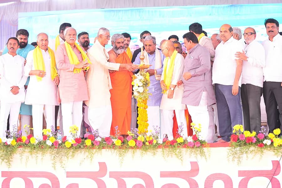 ದೇವದುರ್ಗ ತಾಲ್ಲೂಕಿನ ಕಾಗಿನೆಲೆ ಮಹಾಸಂಸ್ಥಾನ ಕನಕ ಗುರುಪೀಠದ ತಿಂಥಣಿ ಬ್ರಿಜ್ ಶಾಖಾ ಮಠದಲ್ಲಿ ಭಾನುವಾರ ಶ್ರೀ ಸಿದ್ದರಾಮನಂದಪುರಿ ಸ್ವಾಮೀಜಿ ಪುಣ್ಯಾರಾಧನೆ ಕಾರ್ಯಕ್ರಮವನ್ನು ಮುಖ್ಯಮಂತ್ರಿ ಸಿದ್ದರಾಮಯ್ಯ ಉದ್ಘಾಟಿಸಿದರು. ಸಚಿವರಾದ ಎನ್.ಎಸ್.ಬೋಸರಾಜು, ಶಿವರಾಜ ತಂಗಡಗಿ ಉಪಸ್ಥಿತರಿದ್ದರು