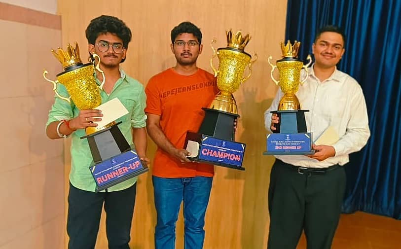 ಬ್ಲಿಟ್ಝ್‌ನಲ್ಲಿ ಚಾಂಪಿಯನ್ ಆದ ಸಾಯಿ ಅಗ್ನಿ ಜೀವಿತೇಶ್ (ಮಧ್ಯ), ರನ್ನರ್ ಅಪ್ ಅರುಲ್ ಆನಂದ್ (ಎಡ) ಮತ್ತು 3ನೇ ಸ್ಥಾನ ಗಳಿಸಿದ ಲಕ್ಷಿತ್ ಸಾಲಿಯಾನ್ 
