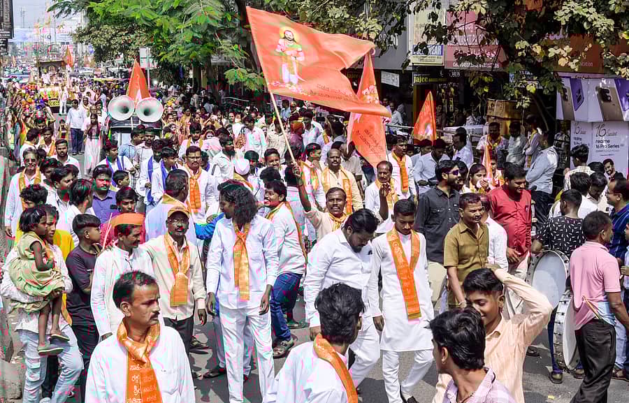 ಮಡಿವಾಳ ಮಾಚಿದೇವ ಜಯಂತಿ ಅಂಗವಾಗಿ ಕಲಬುರಗಿಯಲ್ಲಿ ಭಾನುವಾರ ಭಾವಚಿತ್ರದ ಮೆರವಣಿಗೆ ನಡೆಯಿತು