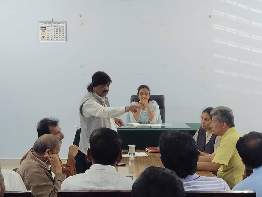 ಮೂಡಿಗೆರೆ ತಹಶೀಲ್ದಾರ್ ಕಚೇರಿಯಲ್ಲಿ ಶನಿವಾರ ನಡೆದ ಬೆಳೆ ವಿಮೆ ಮಾಹಿತಿ ಸಭೆಯಲ್ಲಿ ಬೆಳೆಗಾರರ ಒಕ್ಕೂಟದ ಅಧ್ಯಕ್ಷ ಬಾಲಕೃಷ್ಣ ಮಾತನಾಡಿದರು