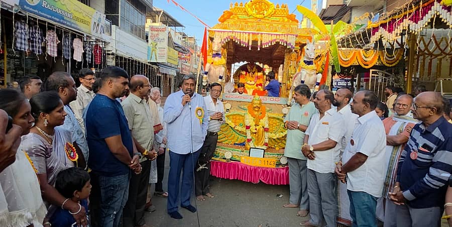 <div class="paragraphs"><p>ಕುಶಾಲನಗರ ಕನ್ನಿಕಾ ಪರಮೇಶ್ವರಿ ದೇವಸ್ಥಾನದ ಬ್ರಹ್ಮಕಲಶೋತ್ಸವದ ಅಂಗವಾಗಿ ಏರ್ಪಡಿಸಿದ್ದ ಧಾರ್ಮಿಕ ಉತ್ಸವಕ್ಕೆ ಕರ್ನಾಟಕ ರಾಜ್ಯ ಜೈವಿಕ ಇಂಧನ ಅಭಿವೃದ್ಧಿ ಮಂಡಳಿಯ ಅಧ್ಯಕ್ಷ ಎಸ್.ಈ. ಸುಧೀಂದ್ರ ಉದ್ಘಾಟಿಸಿದರು.</p></div>