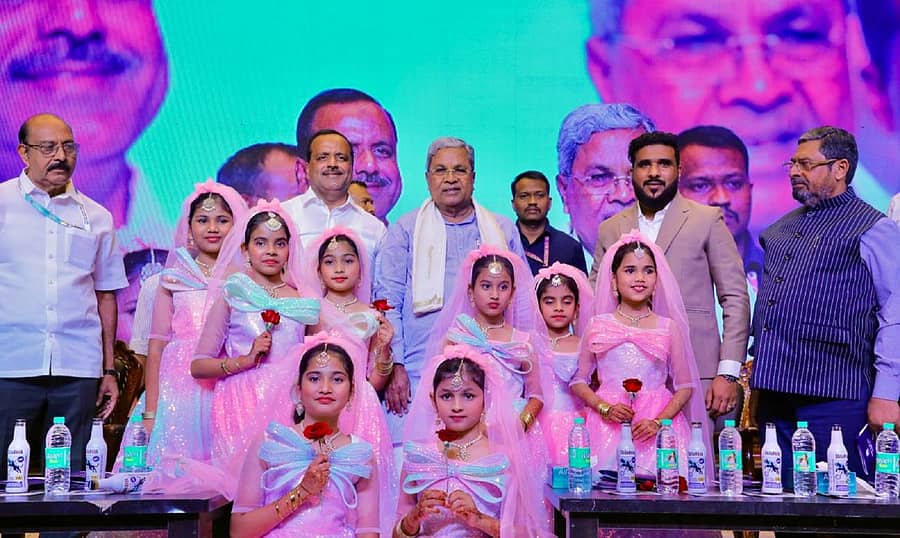 ‘ಬ್ಯಾರಿ ಕೂಟ’ದಲ್ಲಿ ಸಾಂಸ್ಕೃತಿಕ ಕಾರ್ಯಕ್ರಮ ನೀಡಿದ ಮಕ್ಕಳಿಗೆ ಸಿದ್ದರಾಮಯ್ಯ, ಯು.ಟಿ. ಖಾದರ್‌ ಅವರು ಹೂವು ನೀಡಿ ಗೌರವಿಸಿದರು