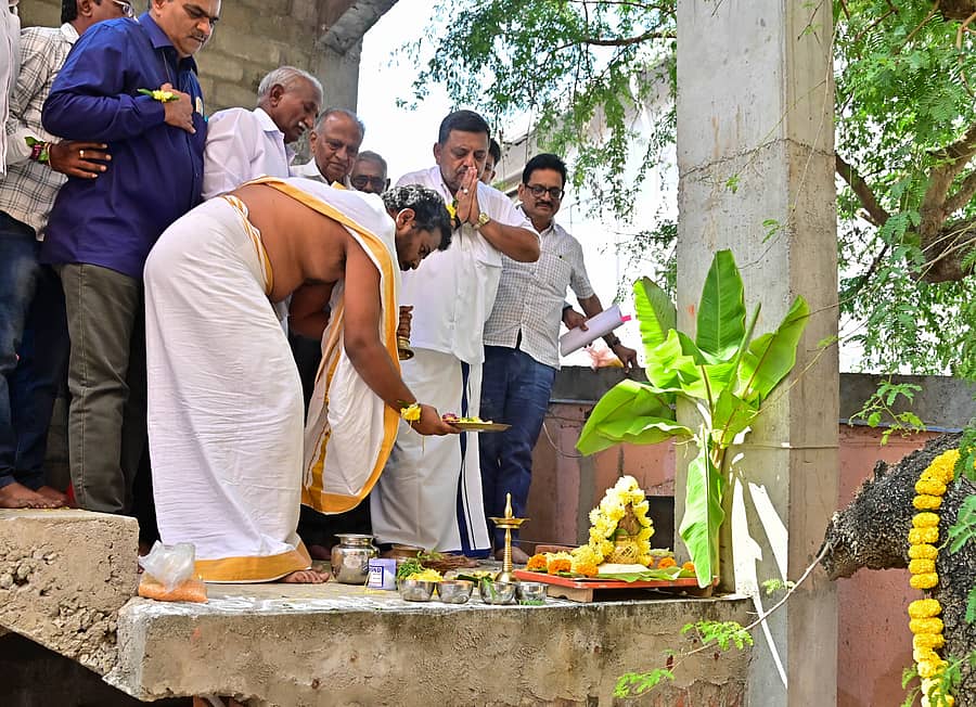 ದಾವಣಗೆರೆಯ ದೇವರಾಜ ಅರಸು ಬಡಾವಣೆಯಲ್ಲಿನ ಅನ್ನದಾನೇಶ್ವರ ಮಠದಲ್ಲಿ ಸಮುದಾಯ ಭವನದ ಅಭಿವೃದ್ಧಿ ಕಾಮಗಾರಿಗೆ ಜಿಲ್ಲಾ ಉಸ್ತುವಾರಿ ಸಚಿವ ಎಸ್.ಎಸ್. ಮಲ್ಲಿಕಾರ್ಜುನ್ ಅವರು ಭಾನುವಾರ ಭೂಮಿ ಪೂಜೆ ನೆರವೇರಿಸಿದರು. ಉದ್ಯಮಿ ಅಥಣಿ ವೀರಣ್ಣ, ಅಡವೆಪ್ಪ, ‘ಧೂಡಾ’ ಅಧ್ಯಕ್ಷ ದಿನೇಶ್ ಕೆ.ಶೆಟ್ಟಿ ಇದ್ದಾರೆ –ಪ್ರಜಾವಾಣಿ ಚಿತ್ರ