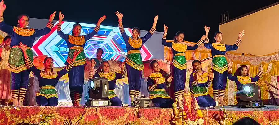 ಮುಳಬಾಗಿಲು ತಾಲ್ಲೂಕಿನ ನಂಗಲಿ ಸರ್ಕಾರಿ ಹಿರಿಯ ಪ್ರಾಥಮಿಕ ಹಾಗೂ ಪ್ರೌಢಶಾಲೆಯಲ್ಲಿ ನಡೆದ ಶಾಲಾ ವಾರ್ಷಿಕೋತ್ಸವದಲ್ಲಿ ವಿದ್ಯಾರ್ಥಿಗಳು ಸಾಂಸ್ಕ್ರತಿಕ ಕಾರ್ಯಕ್ರಮ ನಡೆಸಿಕೊಟ್ಟರು 