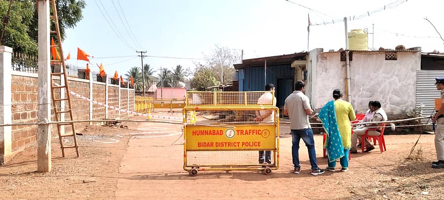ಸ್ಫೋಟ ಸಂಭವಿಸಿದ ಮೋಳಕೇರಾ ಗ್ರಾಮದ ಮುಖ್ಯರಸ್ತೆಯನ್ನು ಬ್ಯಾರಿಕೇಡ್ನಿಂದ ಬಂದ್ ಮಾಡಿ, ಭಾನುವಾರವೂ ತನಿಖೆ ನಡೆಸಿದ ಪೊಲೀಸರು