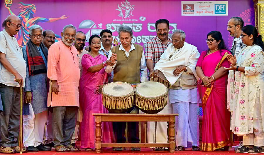 <div class="paragraphs"><p>ಉಮಾಶ್ರೀ, ಬರಗೂರು ರಾಮಚಂದ್ರಪ್ಪ ಮತ್ತು ಪ್ರಕಾಶ್ ರಾಜ್ ಅವರು ನಗಾರಿ ಬಾರಿಸುವ ಮೂಲಕ ಭಾರತ ರಂಗ ಮಹೋತ್ಸವ ಉದ್ಘಾಟಿಸಿದರು. ಎಲ್.ಎನ್. ಮುಕುಂದರಾಜ್, ಪುರುಷೋತ್ತಮ ಬಿಳಿಮಲೆ, ಕೆ.ವಿ. ನಾಗರಾಜಮೂರ್ತಿ, ಗೊ.ರು. ಚನ್ನಬಸಪ್ಪ, ಕೆ.ಎಂ. ಗಾಯಿತ್ರಿ ಮತ್ತು ಕೆ.ಟಿ ಶಾಂತಲಾ ಉಪಸ್ಥಿತರಿದ್ದರು </p></div>