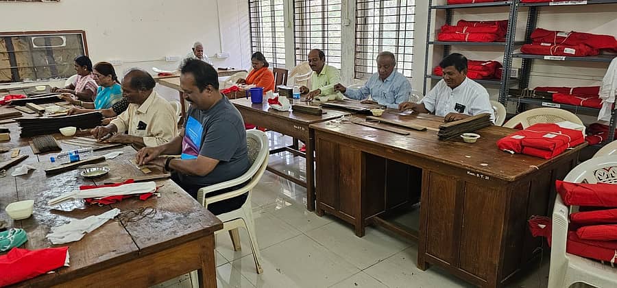 ಮಂಡ್ಯ ಜಿಲ್ಲೆಯ ಮೇಲುಕೋಟೆಯ ಭಗವದ್ ರಾಮಾನುಜ ರಾಷ್ಟ್ರೀಯ ಸಂಶೋಧನಾ ಕೇಂದ್ರದಲ್ಲಿ ತಾಡೋಲೆ ಹಸ್ತಪ್ರತಿಗಳನ್ನು ಡಿಜಿಟಲೀಕರಣ ಮಾಡಲು ಸಿದ್ಧಗೊಳಿಸುತ್ತಿರುವುದು