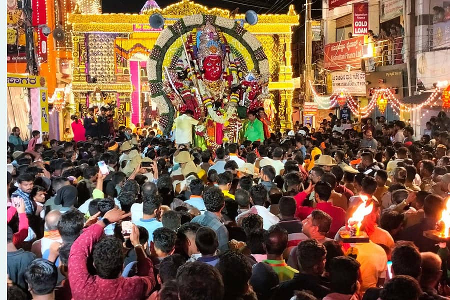 ಜಾತ್ರೆಯ ಮೊದಲ ದಿನ ದೇವಿಯನ್ನು ತವರು ಮನೆಯಿಂದ ಗಂಡನ ಮನೆಗೆ ಕಳುಹಿಸುವ ಮೆರವಣಿಗೆಯ ನೋಟ.