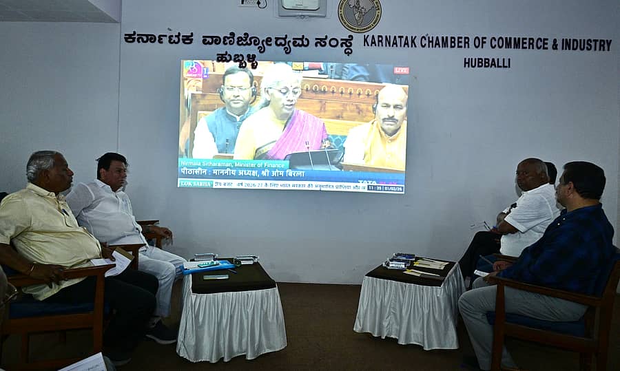 ಹುಬ್ಬಳ್ಳಿಯ ಕರ್ನಾಟಕ ವಾಣಿಜ್ಯೋದ್ಯಮ ಸಂಸ್ಥೆಯ ಸಭಾಂಗಣದಲ್ಲಿ ಸಂಸ್ಥೆಯ ಸದಸ್ಯರು ಭಾನುವಾರ ಬಜೆಟ್ ಮಂಡನೆ ವೀಕ್ಷಿಸಿದರು 