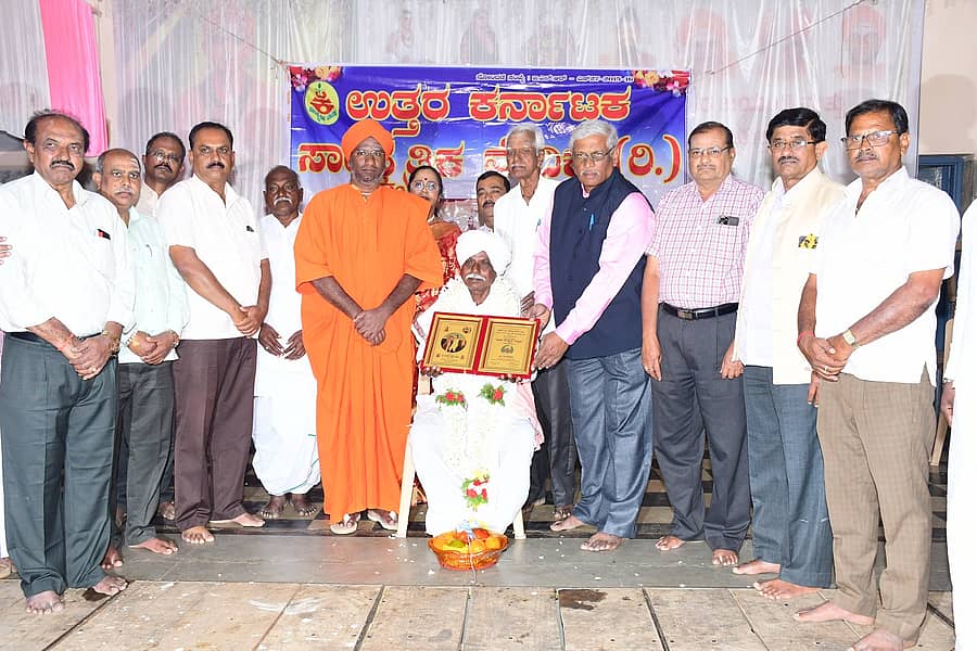 ನೆಲಮಂಗಲದ ಪವಾಡ ಬಸವಣ್ಣ ದೇವರ ಮಠದಲ್ಲಿ ಸುರಪುರದ ಗಂಗಾಧರ್ ಹುಲಕಲ್ ಅವರಿಗೆ ಭಾನುವಾರ ಡೋಹರ ಕಕ್ಕಯ್ಯ ಪ್ರಶಸ್ತಿ ಪ್ರದಾನ ಮಾಡಲಾಯಿತು