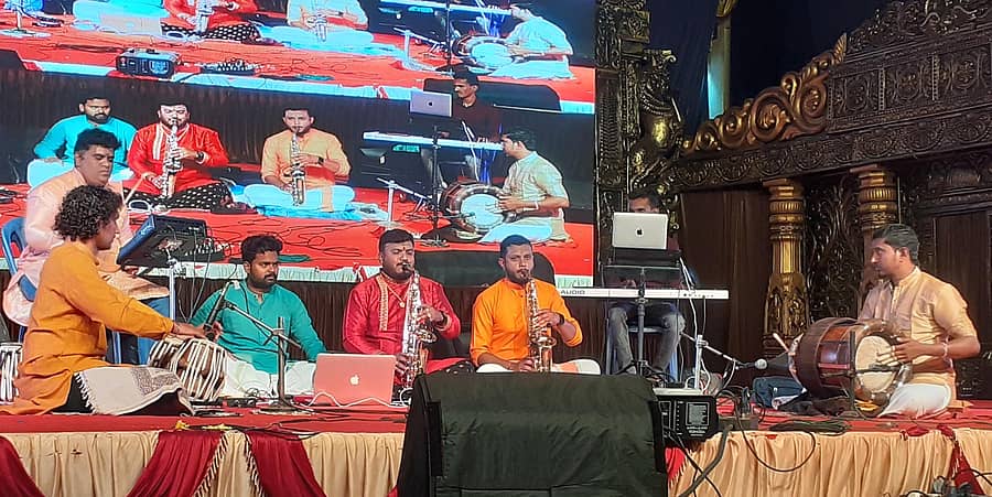 ಮಾರಿಕಾಂಬಾ ಜಾತ್ರೆಯಲ್ಲಿ ನಡೆಯುವ ಸಾಂಸ್ಕೃತಿಕ ಕಾರ್ಯಕ್ರಮ.