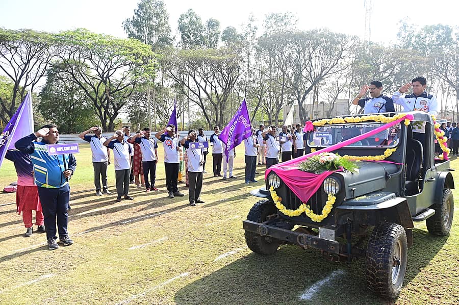 ಶಿವಮೊಗ್ಗದಲ್ಲಿ ಎನ್‌ಇಎಸ್ ಕ್ರೀಡಾಕೂಟದ ಉದ್ಘಾಟನೆ ವೇಳೆ ರಾಷ್ಟ್ರೀಯ ಶಿಕ್ಷಣ ಸಮಿತಿ ಅಧ್ಯಕ್ಷ ಜಿ.ಎಸ್‌.ನಾರಾಯಣ ರಾವ್ ಗೌರವ ವಂದನೆ ಸ್ವೀಕರಿಸಿದರು