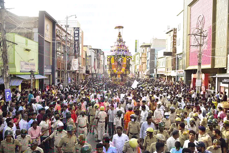 ಬಳ್ಳಾರಿಯ ತೇರು ಬೀದಿಯಲ್ಲಿ ಭಾನುವಾರ ಸಂಜೆ ಕೋಟೆ ಮಲ್ಲೇಶ್ವರ ಸ್ವಾಮಿಯ ಬ್ರಹ್ಮರಥೋತ್ಸವ ನಡೆಯಿತು. ಸಾವಿರಾರು ಸಂಖ್ಯೆಯಲ್ಲಿ ಭಕ್ತರು ಸೇರಿದ್ದರು
ಚಿತ್ರ: ಮುರಳಿಕಾಂತ ರಾವ್‌ 