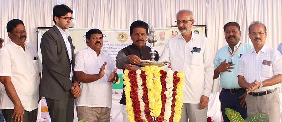 ಚಿತ್ರದುರ್ಗದ ಸರ್ಕಾರಿ ಕಲಾ ಕಾಲೇಜಿನಲ್ಲಿ ಭಾನುವಾರ ಆಯೋಜಿಸಲಾಗಿದ್ದ ಜಿಲ್ಲಾ ಮಟ್ಟದ ಉದ್ಯೋಗ ಮೇಳವನ್ನು ಶಾಸಕ ಟಿ. ರಘುಮೂರ್ತಿ ಉದ್ಘಾಟಿಸಿದರು