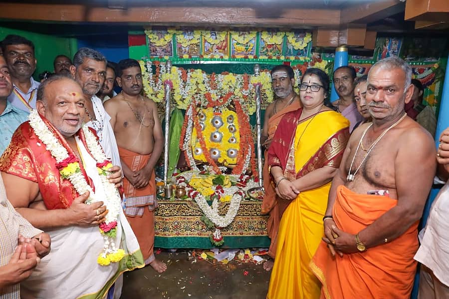 ಮೈಸೂರು ತಾಲ್ಲೂಕಿನ ಉತ್ತನಹಳ್ಳಿಯ ಜ್ವಾಲಾಮುಖಿ ತ್ರಿಪುರಸುಂದರಿ ಅಮ್ಮನವರ ಜಾತ್ರಾ ಮಹೋತ್ಸವದಲ್ಲಿ ಭಾನುವಾರ ಅಮ್ಮನವರ ‘ಕನ್ಯಾಕನ್ನಡಿ ಉತ್ಸವ’ ನಡೆಯಿತು