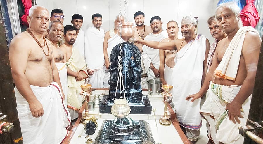 ನರೇಗಲ್ ಪಟ್ಟಣದ ದತ್ತಾತ್ರೇಯ ದೇವಸ್ಥಾನದಲ್ಲಿ 116ನೇ ವರ್ಷದ ಗುರುಪ್ರತಿಪದೆ ಉತ್ಸವದ ಅಂಗವಾಗಿ ಭಾನುವಾರ ದತ್ತಾತ್ರೇಯರಿಗೆ ಕ್ಷೀರಾಭಿಷೇಕ ಸೇವೆ ಶ್ರದ್ಧಾ– ಭಕ್ತಿಯಿಂದ ಜರುಗಿತು