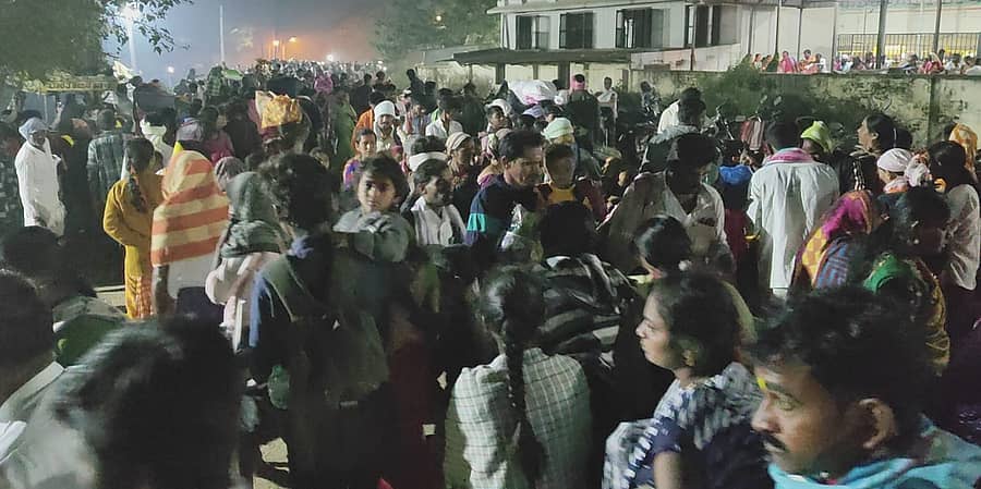 ಕೊಪ್ಪಳ ತಾಲ್ಲೂಕಿನ ಹುಲಿಗಿಯಲ್ಲಿ ಭಾನುವಾರ ಬೆಳಗಿನ ಜಾವ ಕಂಡುಬಂದ ಜನಸಂದಣಿ