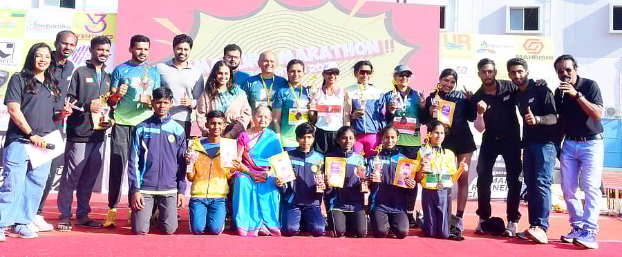 ತುಮಕೂರಿನಲ್ಲಿ ಭಾನುವಾರ ತುಮಕೂರು ರನ್ನರ್ಸ್‌ ಕ್ಲಬ್‌ ವತಿಯಿಂದ ಆಯೋಜಿಸಿದ್ದ ಮ್ಯಾರಥಾನ್‌ ವಿಜೇತರಿಗೆ ಪ್ರಶಸ್ತಿ ಪತ್ರ ವಿತರಿಸಲಾಯಿತು. ರನ್ನರ್ಸ್‌ ಕ್ಲಬ್‌ ಅಧ್ಯಕ್ಷ ಪ್ರೊ.ರವಿ, ಮುಖಂಡರಾದ ಸತೀಶ್ ಮಲ್ಲಣ್ಣ, ರವೀಶ್ ಇತರರು ಉಪಸ್ಥಿತರಿದ್ದರು