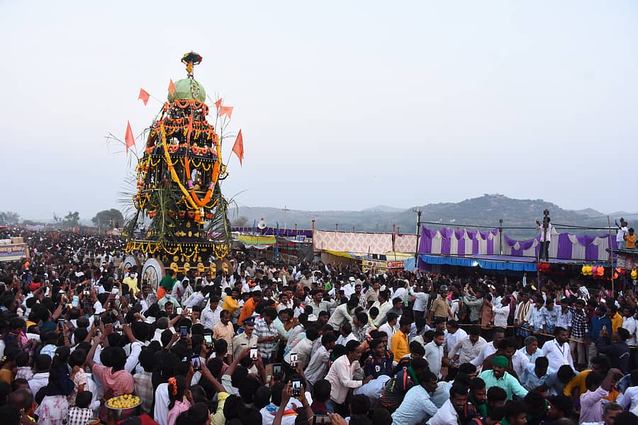 ಕಕ್ಕೇರಾ ಪಟ್ಟಣದ ಸಮೀಪದ ತಿಂಥಣಿ ಮೌನೇಶ್ವರ ರಥವು ಭಕ್ತರ ಜಯಘೋಷಗಳ ಮಧ್ಯೆ ಭಾನುವಾರ ಸಂಜೆ ಸಡಗರದಿಂದ ಜರುಗಿತು  ಪ್ರಜಾವಾಣಿ ಚಿತ್ರ/ ರಾಜಕುಮಾರ ನಳ್ಳಿಕರ