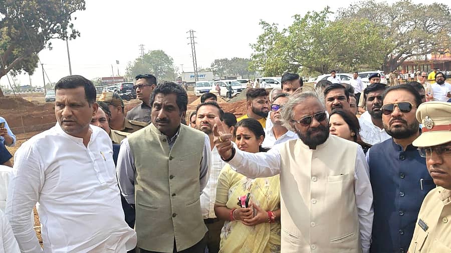 ಜಿಲ್ಲಾ ಉಸ್ತುವಾರಿ ಸಚಿವ ಈಶ್ವರ ಬಿ. ಖಂಡ್ರೆ ಅವರು ಭಾನುವಾರ ಹುಮನಾಬಾದ್‌ ತಾಲ್ಲೂಕಿನ ಮೋಳಕೇರಾ ಗ್ರಾಮದಲ್ಲಿ ಸಂಭವಿಸಿದ ಸ್ಫೋಟ ಸ್ಥಳಕ್ಕೆ ಭೇಟಿ ಕೊಟ್ಟು ಮಾಹಿತಿ ಪಡೆದರು. ಪೌರಾಡಳಿತ ಸಚಿವ ರಹೀಂ ಖಾನ್‌, ಶಾಸಕ ಡಾ. ಸಿದ್ದಲಿಂಗಪ್ಪ ಪಾಟೀಲ್‌ ಮತ್ತಿತರರು ಇದ್ದಾರೆ