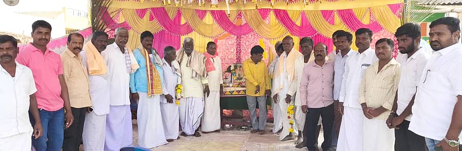 ಹಗರಿಬೊಮ್ಮನಹಳ್ಳಿ ತಾಲ್ಲೂಕಿನ ಹಂಪಾಪಟ್ಟಣ ಗ್ರಾಮದಲ್ಲಿ ಮಡಿವಾಳ ಮಾಚಿದೇವರ ಜಯಂತಿ ಹಿನ್ನೆಲೆಯಲ್ಲಿ ಭಾವಚಿತ್ರಕ್ಕೆ ಪೂಜೆ ಸಲ್ಲಿಸಲಾಯಿತು