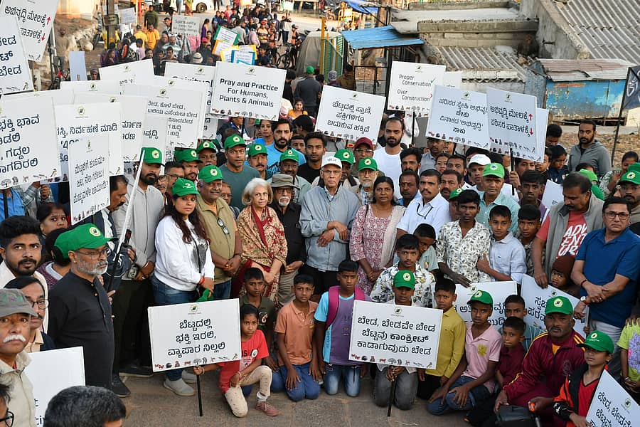 ಮೈಸೂರಿನ ಚಾಮುಂಡಿಬೆಟ್ಟದ ಸಂರಕ್ಷಣೆಗಾಗಿ ‘ಪರಿಸರಕ್ಕಾಗಿ ನಾವು’ ಸೇರಿದಂತೆ ವಿವಿಧ ಸಂಘಟನೆಗಳು ಭಾನುವಾರ ಆಯೋಜಿಸಿದ್ದ ನಡಿಗೆಯಲ್ಲಿ ಪ್ಲೆಕಾರ್ಡ್‌ ಹಿಡಿದ ಚಿಣ್ಣರು ಬೆಟ್ಟ ಹತ್ತುವವರಿಗೆ ಜಾಗೃತಿ ಮೂಡಿಸಿದರು – ಪ್ರಜಾವಾಣಿ ಚಿತ್ರ