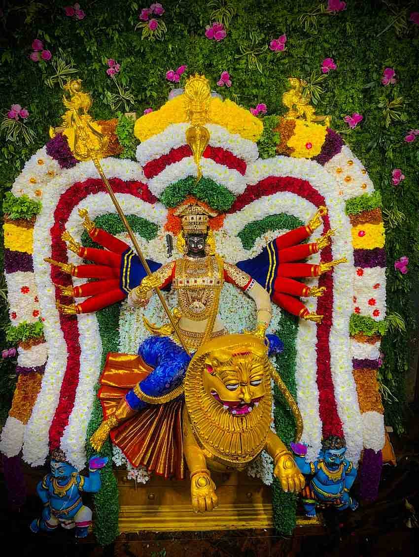 ರೇಣುಕಾ ಎಲ್ಲಮ್ಮ ದೇವಿಯ ಅಲಂಕೃತ ವಿಗ್ರಹ